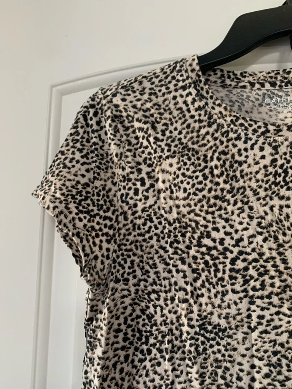 Athleta Women's Short Sleeve Cream and Black Cotton Leopard Print Top Small - Picture 4 of 9